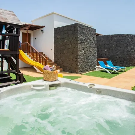 Villa Valeria With Private Heated Pool Hot Tub And Childrens Play Area Playa Blanca (Lanzarote)